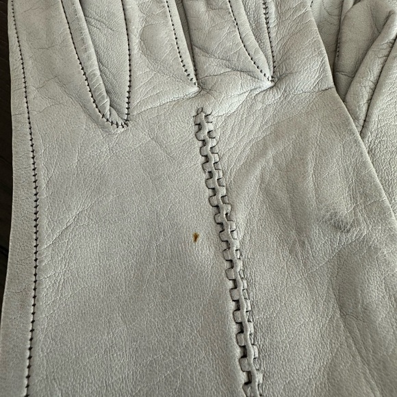 Elegant Light Grey Leather Gloves - Picture 2 of 5